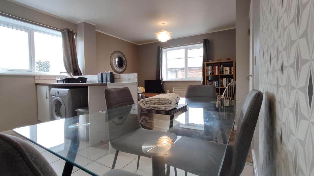 Modern 1-Bed Flat In Wigan Daire Dış mekan fotoğraf